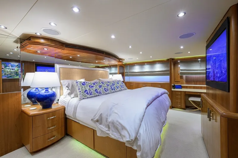 Slide: The Image of Hatteras 100 MAGIC - Master Stateroom 2005 Hatteras 100 Motoryacht MAGIC - 7666971