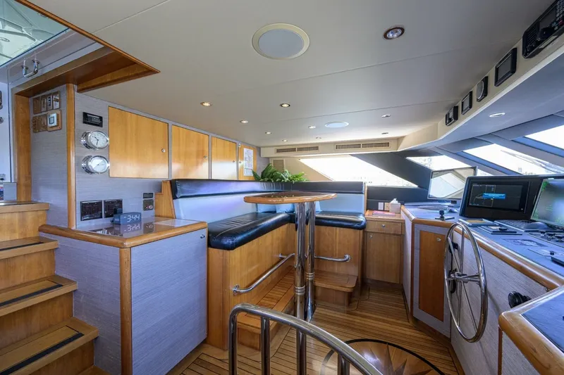 Slide: The Image of Hatteras 100 MAGIC - Pilothouse 2005 Hatteras 100 Motoryacht MAGIC - 7667004