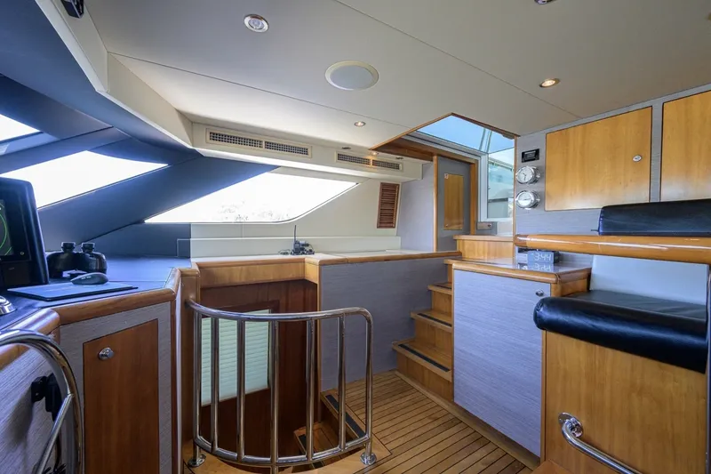 Slide: The Image of Hatteras 100 MAGIC - Pilothouse 2005 Hatteras 100 Motoryacht MAGIC - 7667003