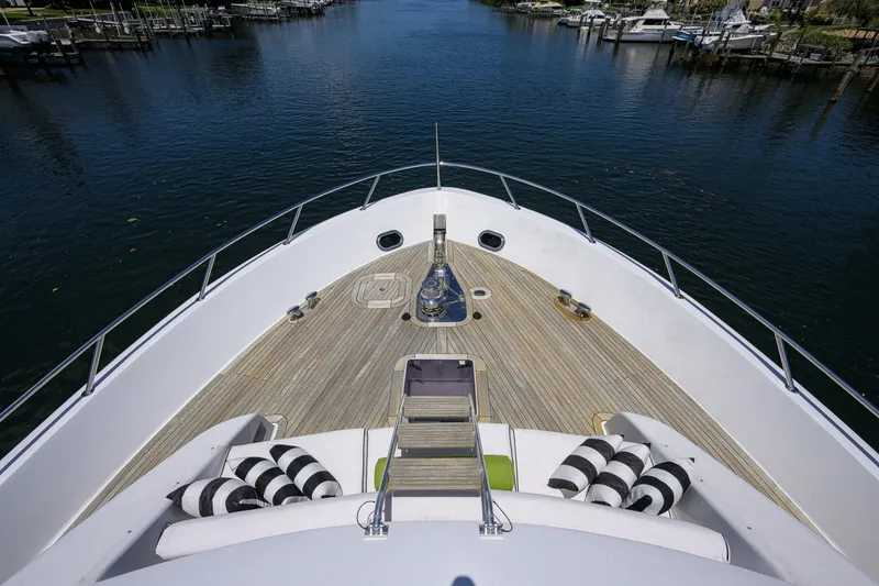 Slide: The Image of Hatteras 100 MAGIC - Bow 2005 Hatteras 100 Motoryacht MAGIC - 7511895