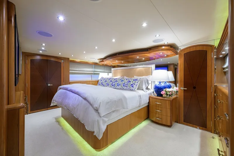 Slide: The Image of Hatteras 100 MAGIC - Master Stateroom 2005 Hatteras 100 Motoryacht MAGIC - 7666970