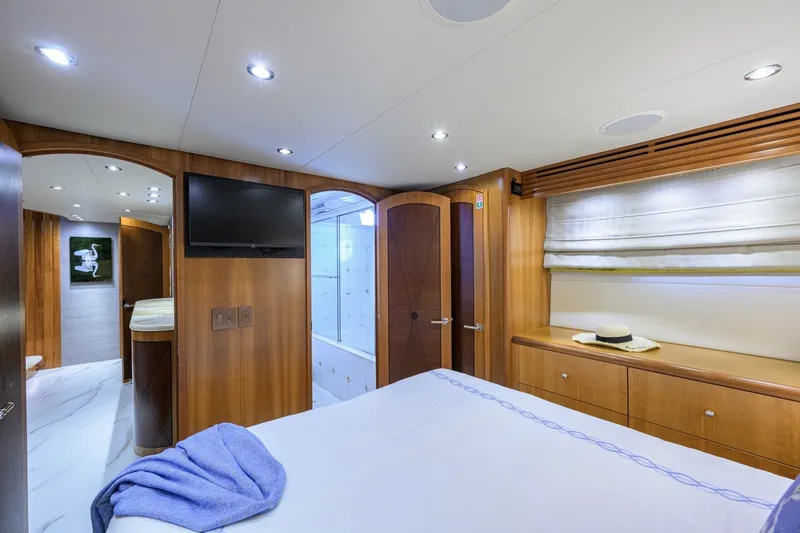 Slide: The Image of Hatteras 100 MAGIC - Starboard Guest Stateroom 2005 Hatteras 100 Motoryacht MAGIC - 7666985