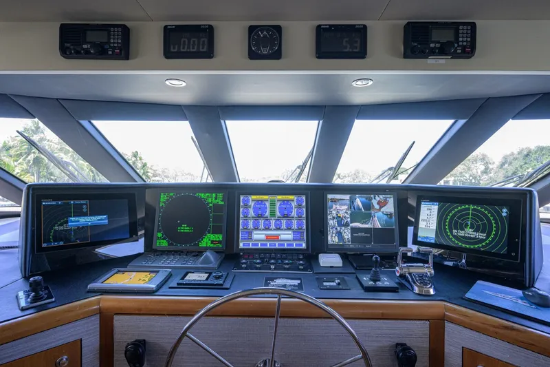 Slide: The Image of Hatteras 100 MAGIC - Pilothouse 2005 Hatteras 100 Motoryacht MAGIC - 7511878