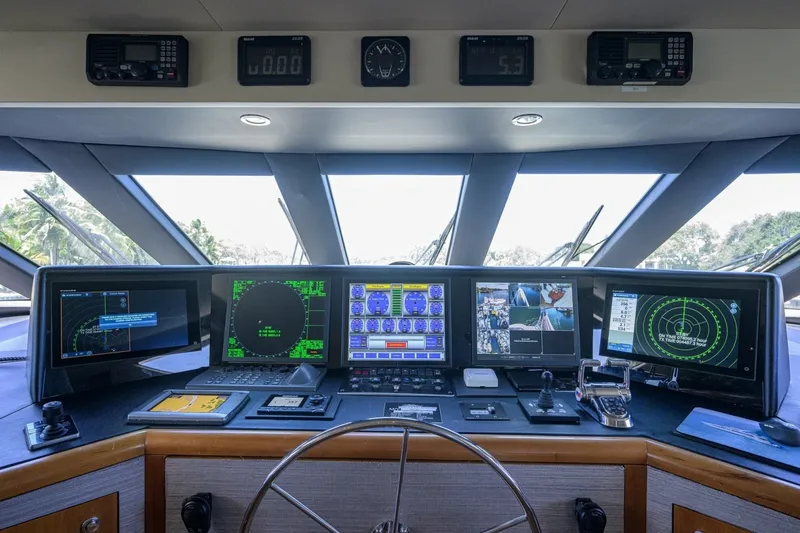 Slide: The Image of Hatteras 100 MAGIC - Pilothouse 2005 Hatteras 100 Motoryacht MAGIC - 7667002