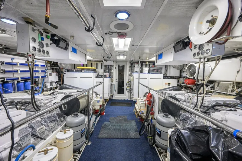 Slide: The Image of Hatteras 100 MAGIC - Engine Room 2005 Hatteras 100 Motoryacht MAGIC - 7667013