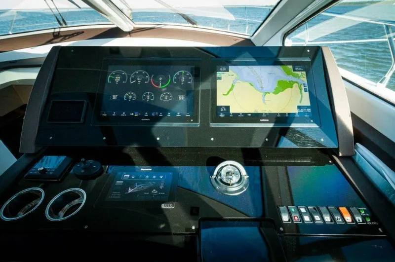 Slide: The Image of 2020 Cruisers Yachts- HARPER BELL- Helm 2 - 4749368