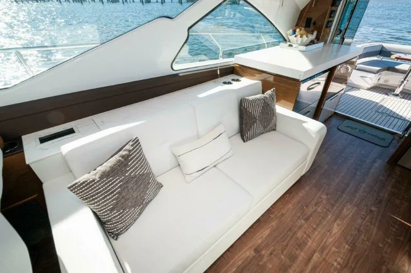 Slide: The Image of 2020 Cruisers Yachts- HARPER BELL- Salon 3 - 4749380