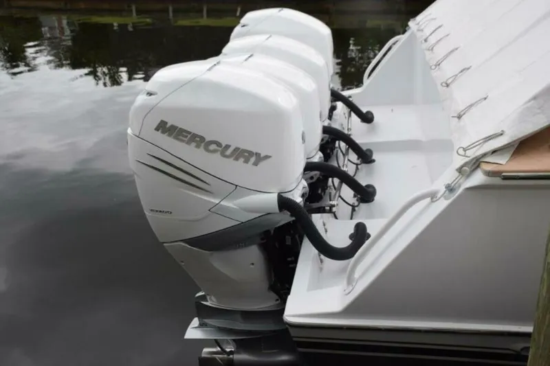 Slide: The Image of Verados Mounted On Integral Transom - 4681229