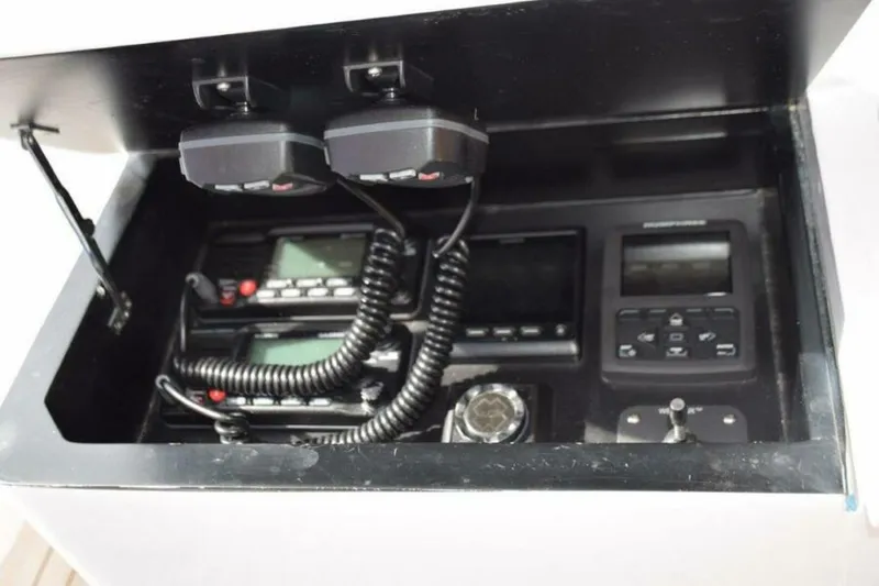 Slide: The Image of Thruster, Auto Tabs, Autopilot, Spotlight, VHF Radios - 4681192