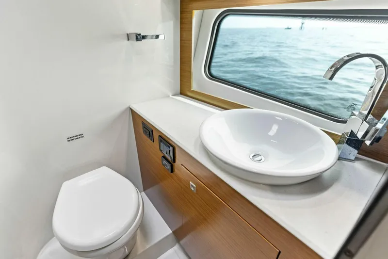 Slide: The Image of 2015 Cruisers 390 EC 'Blue Runner' - 4687973