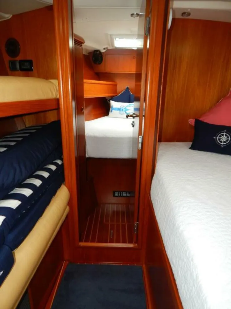 Slide: The Image of V-berth forward - 4701160