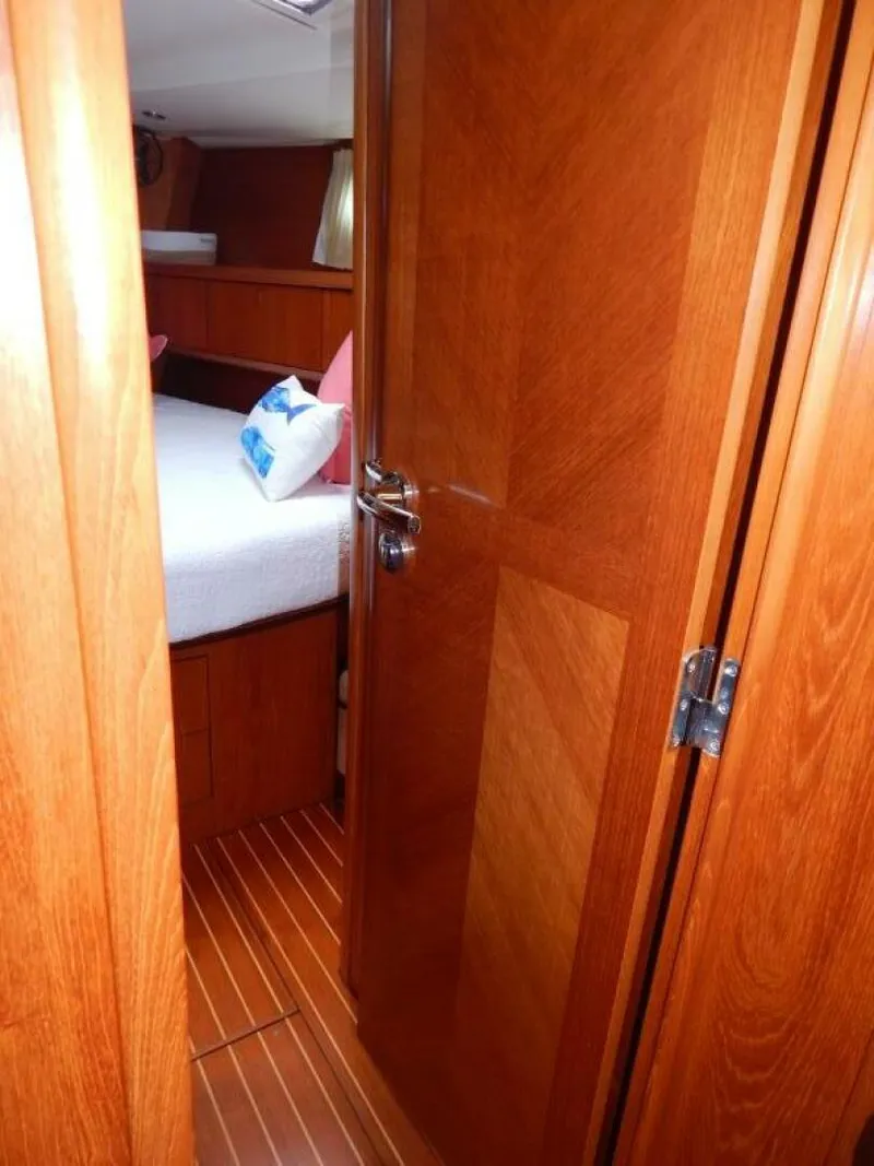 Slide: The Image of Entrance to mid guest from salon - 4700217