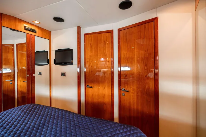 Slide: The Image of Sunseeker Predator 2010 - 4692354