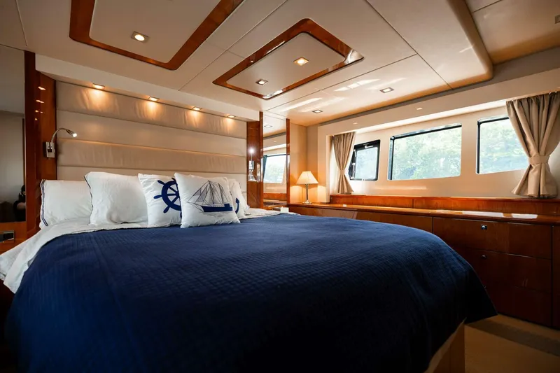 Slide: The Image of Sunseeker Predator 2010 - 4692376