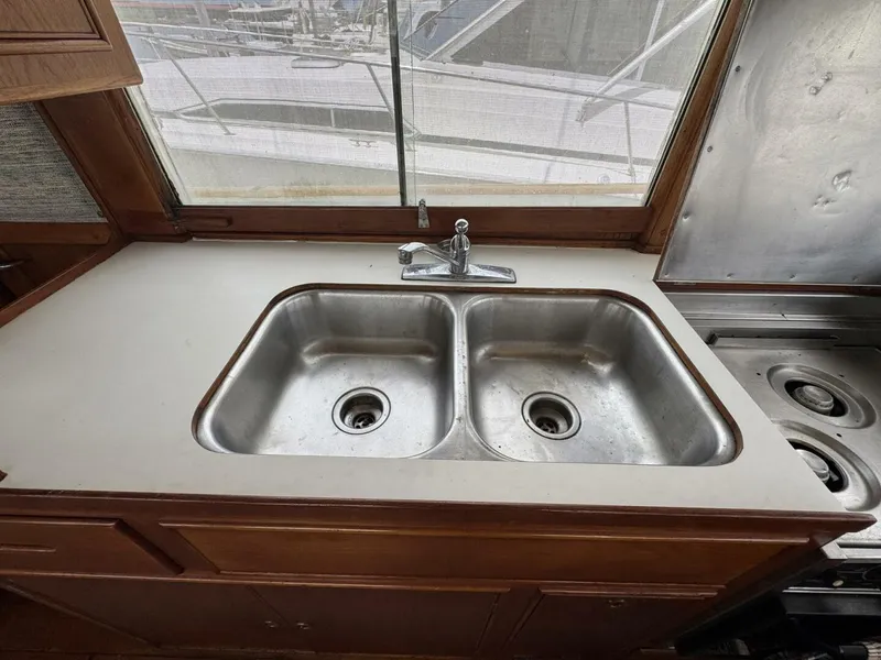 Slide: The Image of Grand Banks 42 Motor Yacht 1989 - 5632185