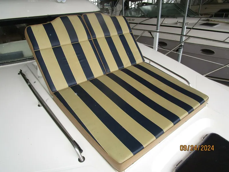 Slide: The Image of 47' Sealine foredeck sunpad - 4697448