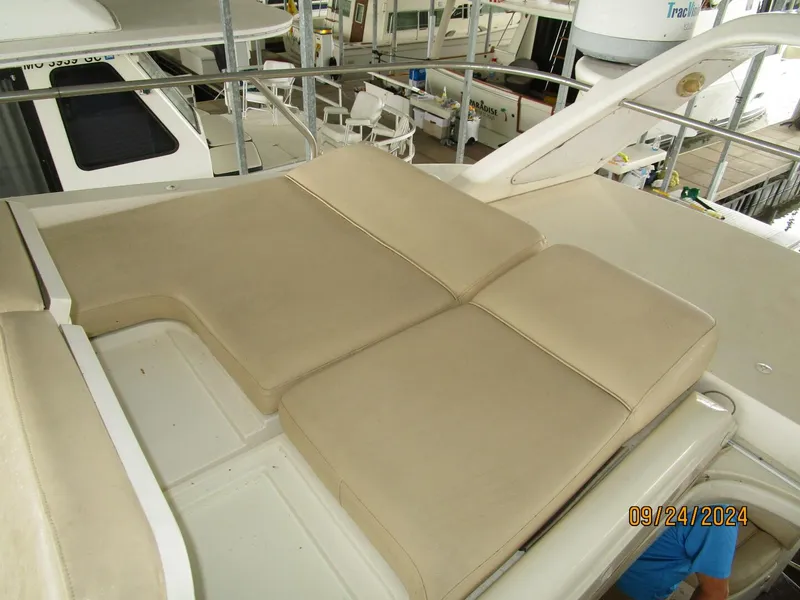 Slide: The Image of 47' Sealine flybridge sunpads - 4697444