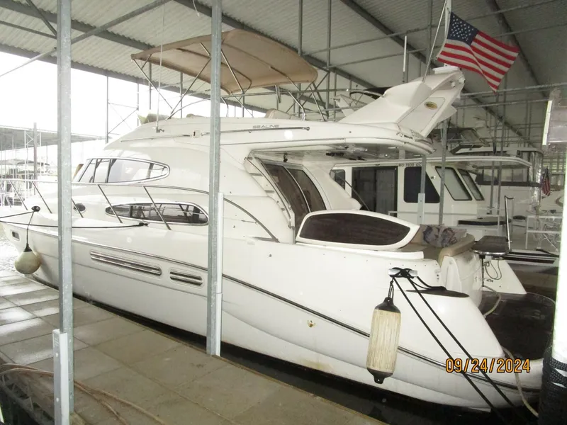 Slide: The Image of 47' Sealine port aft profile - 4697464