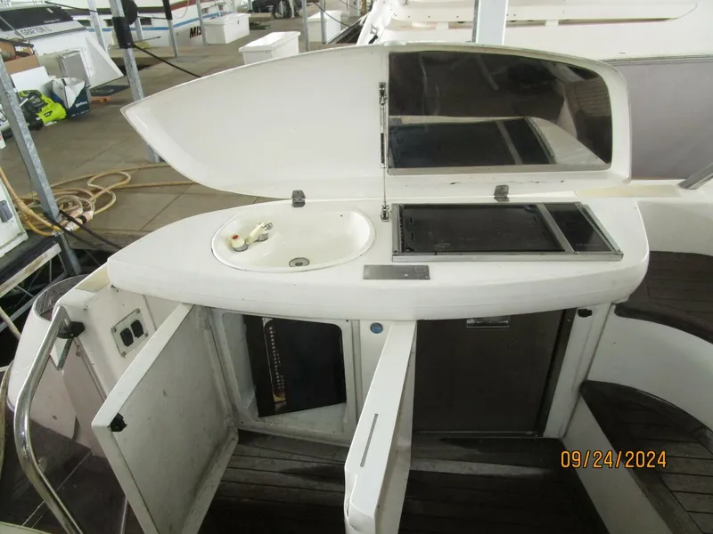 Slide: The Image of 47' Sealine aftdeck wetbar1 - 4697429