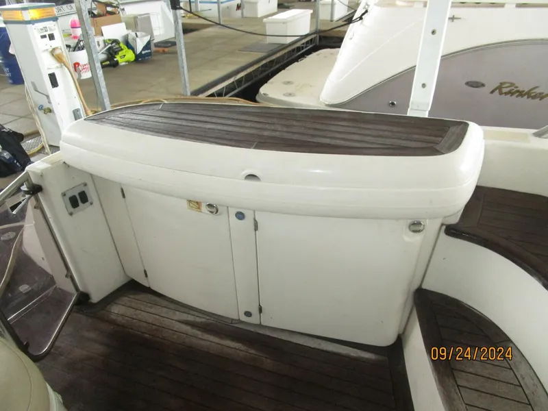 Slide: The Image of 47' Sealine aftdeck wetbar2 - 4697430