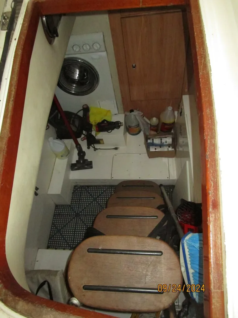 Slide: The Image of 47' Sealine crew cabin access - 4697433
