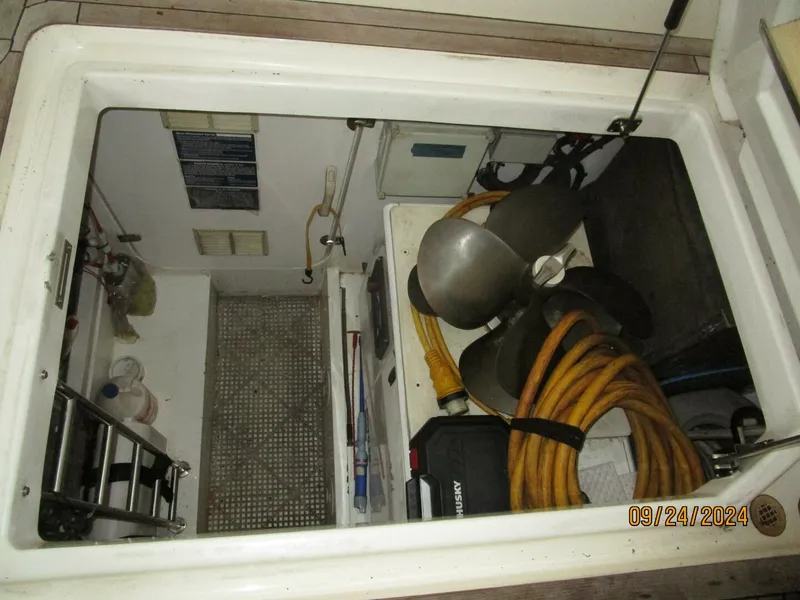 Slide: The Image of 47' Sealine lazarette access - 4697456