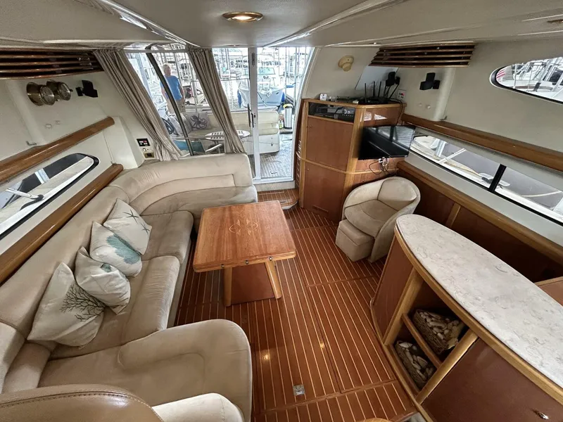 Slide: The Image of 47' Sealine salon aft - 4697468