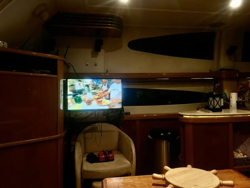 Slide: The Image of 47' Sealine salon port2 - 4706157