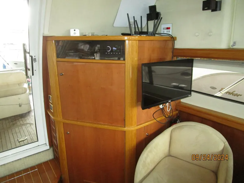 Slide: The Image of 47' Sealine salon port aft - 4697471