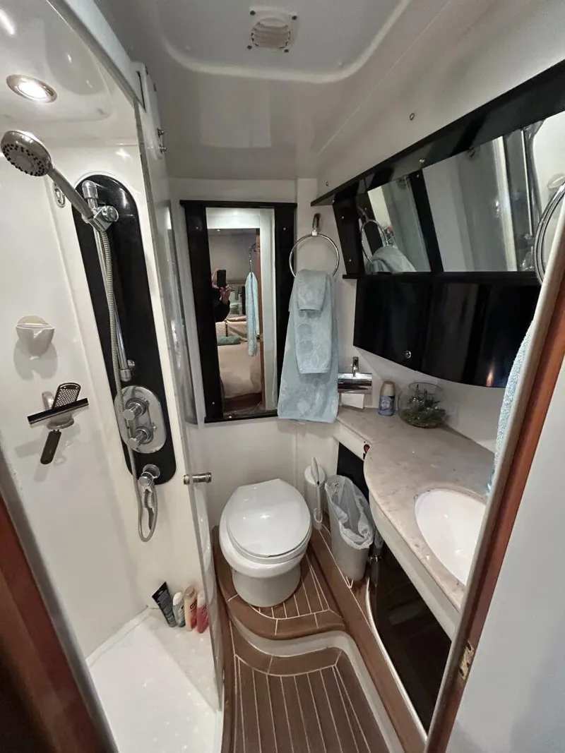 Slide: The Image of 47' Sealine master stateroom head - 4697461