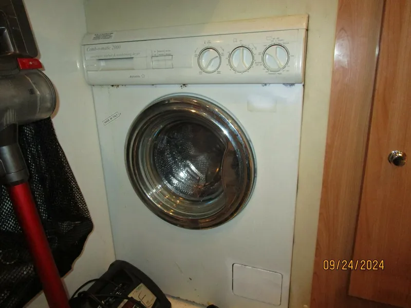 Slide: The Image of 47' Sealine washer-dryer - 4697481