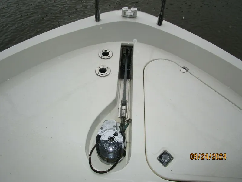 Slide: The Image of 47' Sealine anchor windlass - 4697432