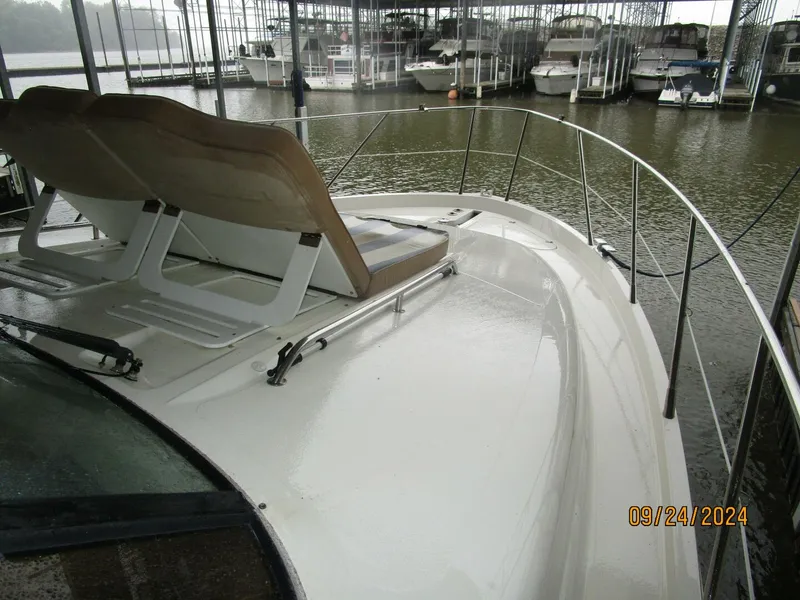 Slide: The Image of 47' Sealine foredeck - 4697446