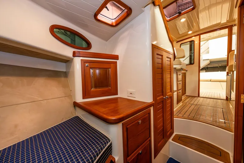 Slide: The Image of Palm Beach Motor Yachts Avalon 32 2006 - 4700683