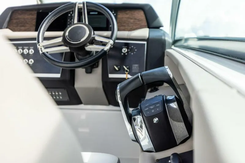 Slide: The Image of Four Winns 35 - Helm 2020 Four Winns 35 H350 - 4703120