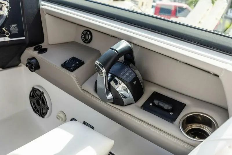 Slide: The Image of Four Winns 35 - Throttle Control 2020 Four Winns 35 H350 - 4703121