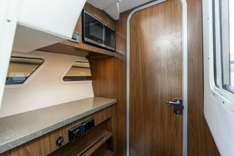Slide: The Image of Four Winns 35 - Cabin 2020 Four Winns 35 H350 - 4703105