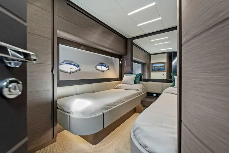 Slide: The Image of Pershing 74 2021 - 4755852