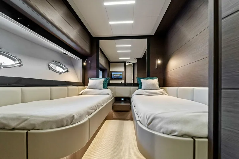 Slide: The Image of Pershing 74 2021 - 4755853