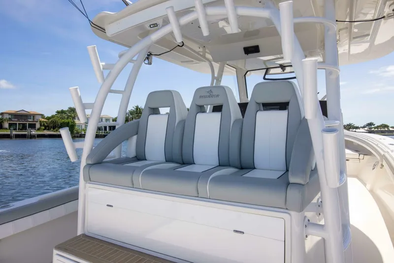 Slide: The Image of Regulator 41 2021 - Exterior Cockpit 2021 Regulator 41 Center Console - 4715388