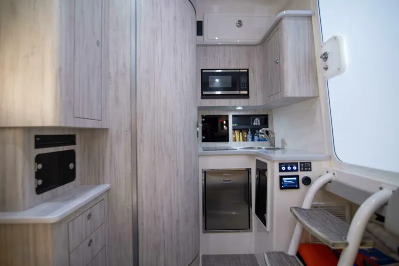 Slide: The Image of Regulator 41 2021 - Interior Cabin 2021 Regulator 41 Center Console - 4715411