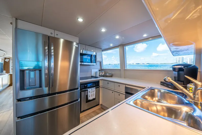 Slide: The Image of Lazzara Yachts 76 Motor Yacht 1994 - 4722470