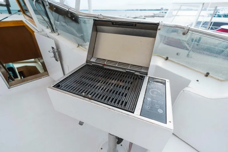 Slide: The Image of Hatteras Sport Deck Motor Yacht 1998 - 4724886