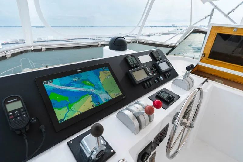 Slide: The Image of Hatteras Sport Deck Motor Yacht 1998 - 4724899