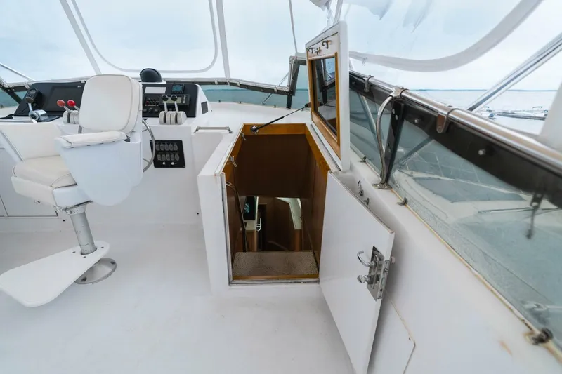 Slide: The Image of Hatteras Sport Deck Motor Yacht 1998 - 4724901