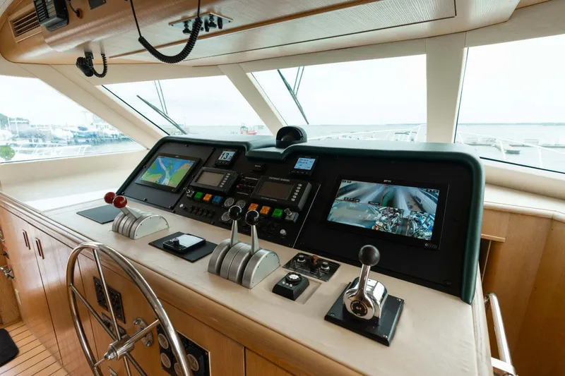 Slide: The Image of Hatteras Sport Deck Motor Yacht 1998 - 4724904