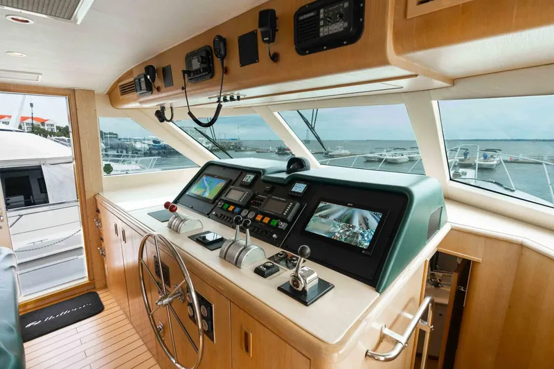 Slide: The Image of Hatteras Sport Deck Motor Yacht 1998 - 4724910
