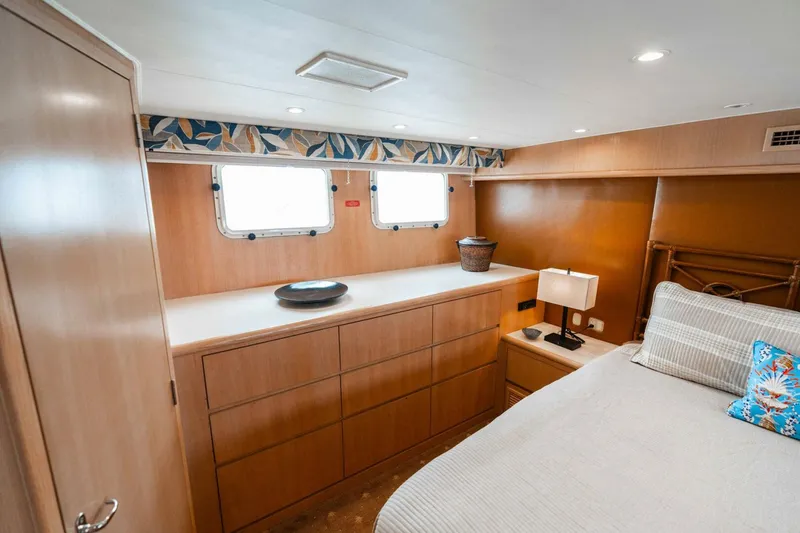 Slide: The Image of Hatteras Sport Deck Motor Yacht 1998 - 4724972