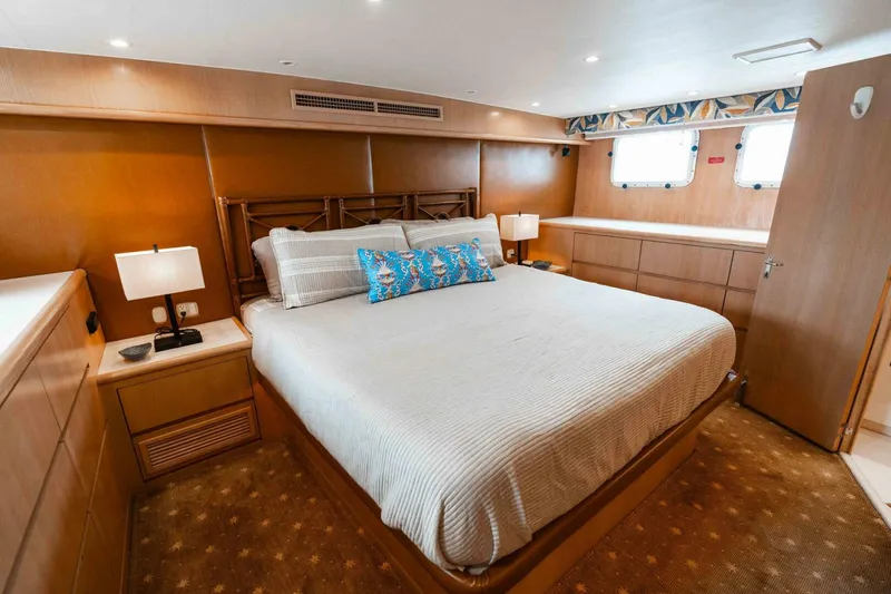 Slide: The Image of Hatteras Sport Deck Motor Yacht 1998 - 4724974