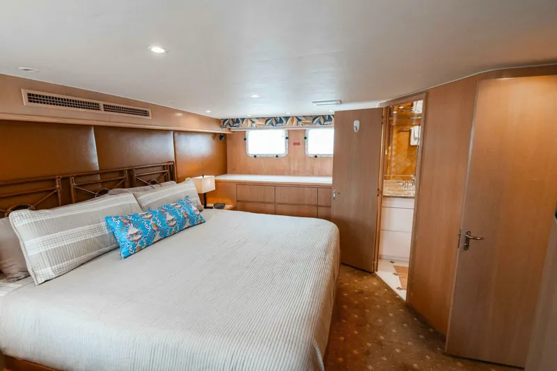 Slide: The Image of Hatteras Sport Deck Motor Yacht 1998 - 4724981